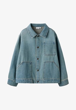 Veste en denim bleu clair avec col pointu, fermeture à boutons sur le devant, une poche poitrine et deux poches basses inclinées, posée à plat sur fond blanc.