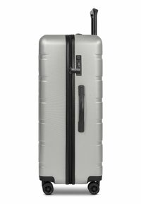 Maleta de aluminio dura de color plateado con acabado texturizado, cremallera negra, sistema de bloqueo integrado, asa retráctil y cuatro ruedas negras.