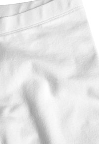 Tessuto di cotone bianco con una texture morbida, caratterizzato da leggere pieghe e una trama liscia. Il materiale è leggero e traspirante.