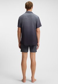 Kortärmelig, overhemd met kraag en korte broek in een grijs verloopmotief, gemaakt van een gladde, lichte stof met subtiele geometrische ontwerpen.