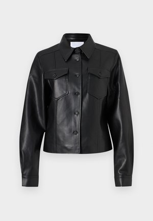 Schwarze Lederjacke mit langen Ärmeln, Kragen, zwei Brusttaschen, Knopfverschluss und glatter Textur. Hat klare Linien und ein maßgeschneidertes Design.