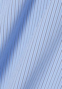 Hellblauer Stoff mit dünnen vertikalen weißen und dunkelblauen Streifen sowie dezenten Falten, die weiche Schatten erzeugen.