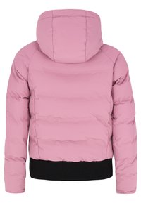 Růžová péřová bunda s kapucí, s prošívaným designem, žebrovaným černým lemem a hladkým povrchem, zobrazená zezadu.