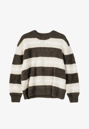 Futrzasty sweter w ciemnooliwkowym kolorze z kremowymi paskami. Posiada okrągły dekolt i lekko opuszczone ramiona, a także miękkie, teksturowane wykończenie.