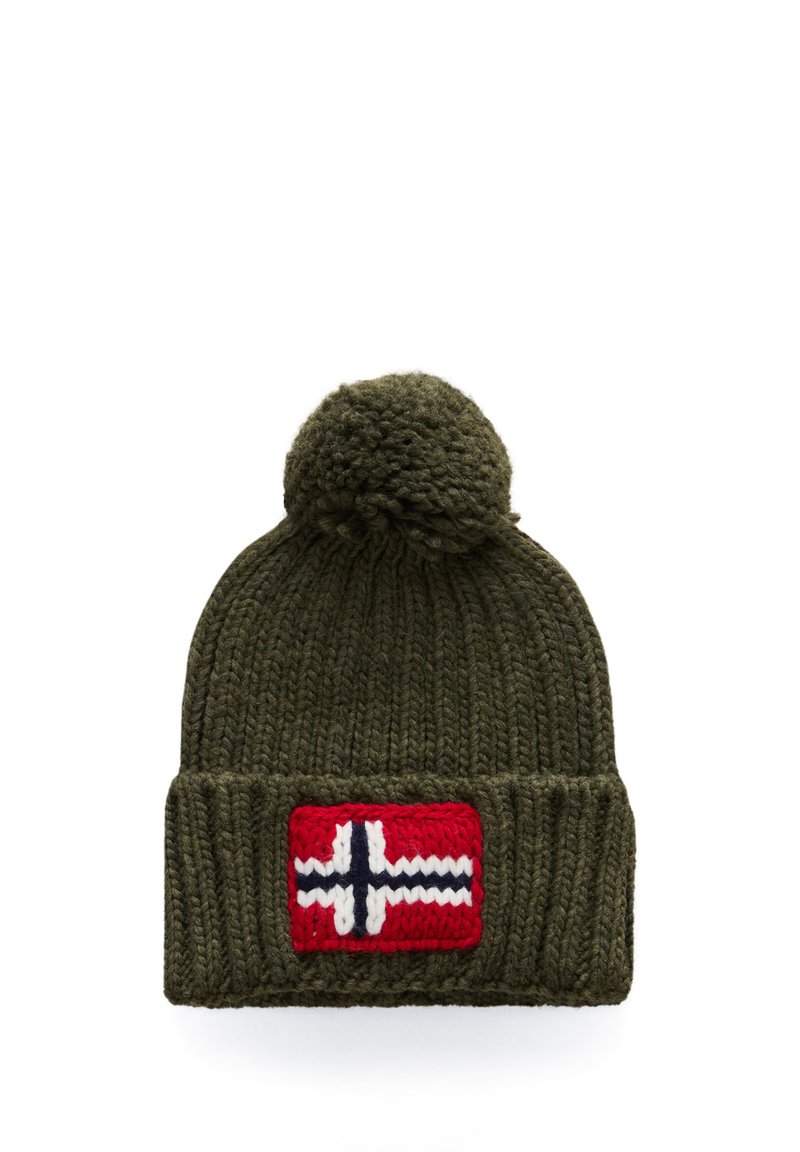 Berretto lavorato a maglia verde oliva con risvolto, caratterizzato da un patch della bandiera norvegese rosso, bianco e blu e una pompon in cima.