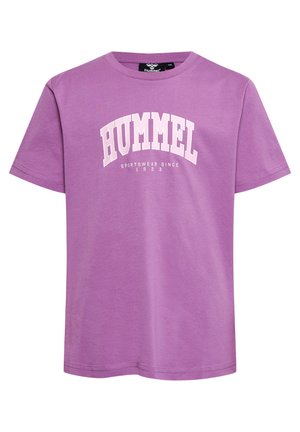 Lilla T-shirt med korte ærmer med "HUMMEL" i hvid buet tekst og "SPORTSWEAR SINCE 1923" trykt nedenfor på forsiden.
