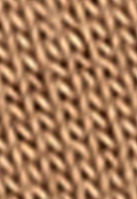 Breisel stof in een zachte beige kleur, met een textuurpatroon van in elkaar verweven strengen, wat een dichte en gladde uitstraling creëert.