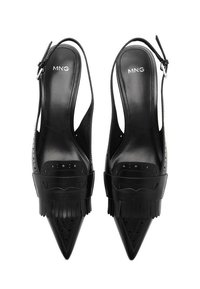 Tacchi alti slingback in pelle nera con punta affusolata, design perforato, dettagli frangiati e cinturino alla caviglia regolabile.