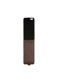 Étui de smartphone en cuir marron avec un motif texturé à l'intérieur. Design mince avec une coque rigide et une fente intégrée pour l'appareil.