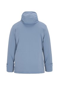 Giacca impermeabile blu con colletto alto e cappuccio regolabile, caratterizzata da una texture liscia e cuciture pulite. I polsini delle maniche sono aderenti senza elementi di fissaggio.