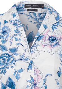 Witte katoenen shirt met een blauwe en roze bloemenprint, een klassieke kraag en drie knopen aan de voorkant, met een reguliere pasvorm.
