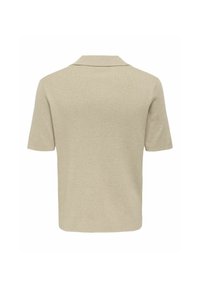 Polo en maille beige à manches courtes avec col côtelé, vu de dos sur un fond blanc.