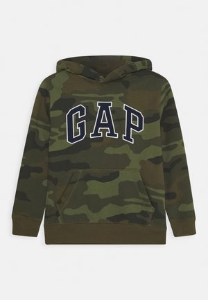 Bluza z kapturem o zielono-brązowym wzorze kamuflażu z dużymi białymi literami "GAP" na przodzie, wyposażona w przednią kieszeń.
