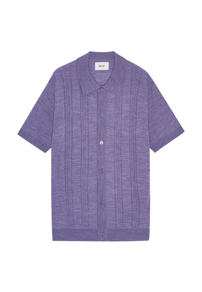 Paarse shirt met korte mouwen, voorzien van een gestructureerd patroon, zachte stof, traditionele kraag en knoopsluiting aan de voorkant.