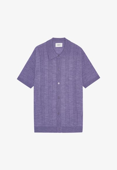 Lila kurzärmliges Shirt mit strukturiertem Muster, weichem Stoff, traditionellem Kragen und Knopfverschluss vorne.