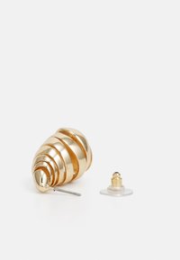 Guld spiralformet ørering med en blank overflade, der har flere riller. Indeholder en aftagelig ørering bag med en lille stift til fastgørelse.