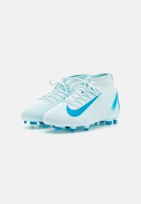 Scarpini da calcio azzurro chiaro con parte superiore testurizzata, accenti bianchi e un prominente logo swoosh blu. Presentano un colletto simile a un calzino e tacchetti modellati.