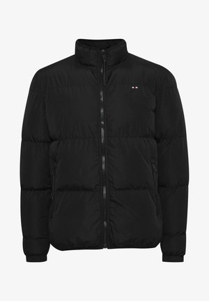 Zwarte pufferjack met hoge kraag, rits aan de voorkant en elastische manchetten. Bevat een klein logo met rode, witte en blauwe accenten op de borst.