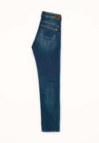 Jean skinny délavé bleu foncé, doté d'un design à cinq poches, d'un léger effet usé et d'un patch logo en cuir marron à la taille.