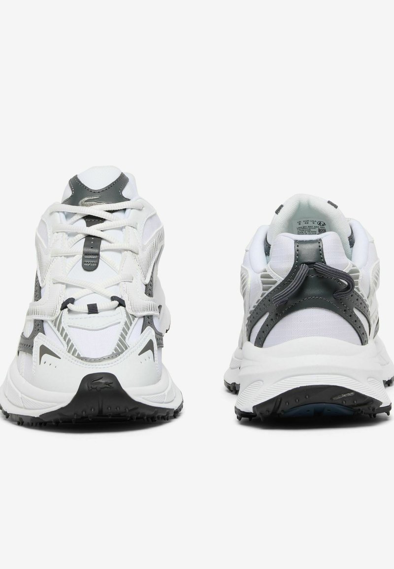 Weiße und graue Sportschuhe, von vorne und hinten gezeigt, mit Schnürsenkeln, Mesh-Gewebe und strukturierten Gummisohlen.