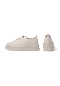 Hellbeige Sneakers mit einem glatten, synthetischen Obermaterial, runder Zehenpartie, flachen Schnürsenkeln und einer strukturierten, gerillten Sohle. Mit einem Zugriegel an der Ferse.