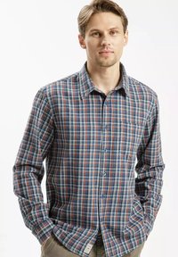 Koszula w kratę na guziki w kolorze niebieskim, czerwonym i białym. D�ługie rękawy, kołnierz, lekki materiał z kieszonką na piersi i szczegółowym oznaczeniem z boku.