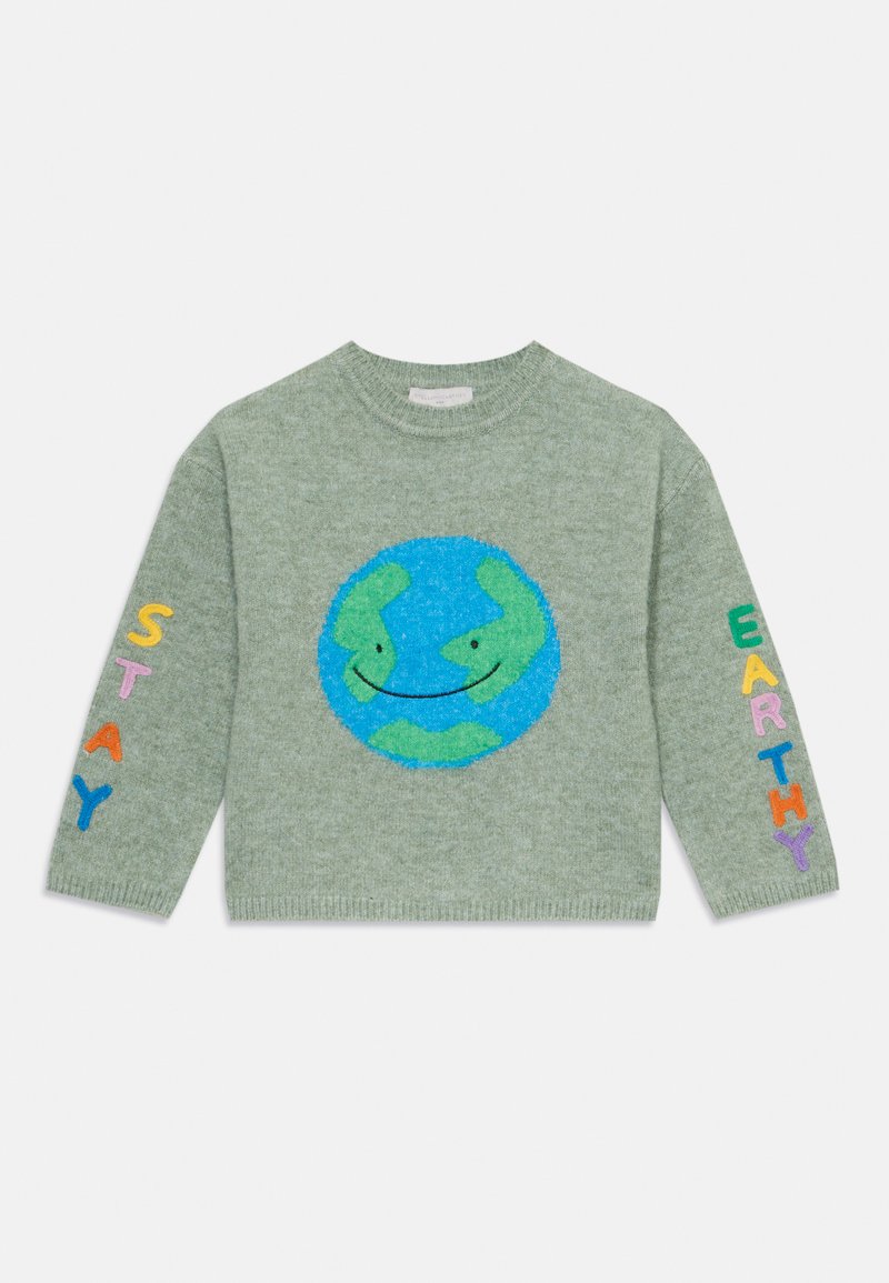 Žalios megztos vestuvės su pūkuotu mėlynu Žemės atvaizdu, o ant vieno rankovės užrašyta "STAY" spalvingomis raidėmis, o ant kitos - "EARTHY".