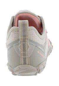 Vista posteriore di scarpa sportiva grigia e rosa con suola texturizzata, linguetta per tirare e marchio "victoria" sul tallone.