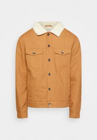 Bruine denimjack met een crèmekleurige faux shearling kraag, drukknoopsluitingen, twee borstzakken en een slim fit ontwerp.