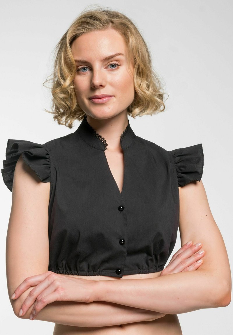Schwarzes Cropped-Top mit Rüschenshortärmeln, Stehkragen, Knopfverschluss vorne und elastischem Saum. Glatte Textur mit subtiler glänzender Oberfläche.