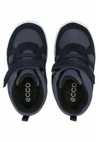 Chaussures pour enfants bleu marine avec une tige en maille et en cuir suédé, dotées de double bandes velcro et d'une semelle en caoutchouc blanche. Logo Ecco à l'intérieur.