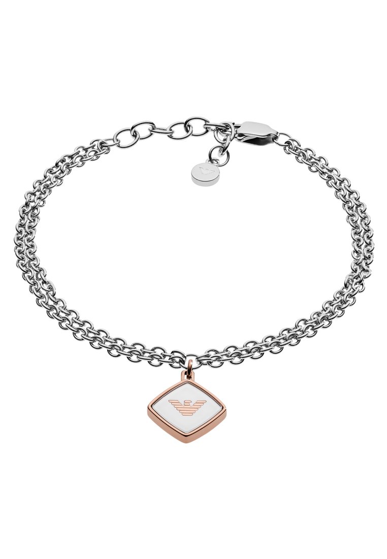 Srebrna bransoletka łańcuszkowa z różowo-złotym i białym charms'em w kształcie diamentu, ozdobiona wzorem logo w centrum.