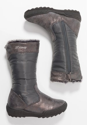 Bottes grises mi-mollet avec des panneaux en cuir texturé et en tissu, fermeture éclair latérale, semelle en caoutchouc noire et bordure en fourrure au niveau du bord supérieur.