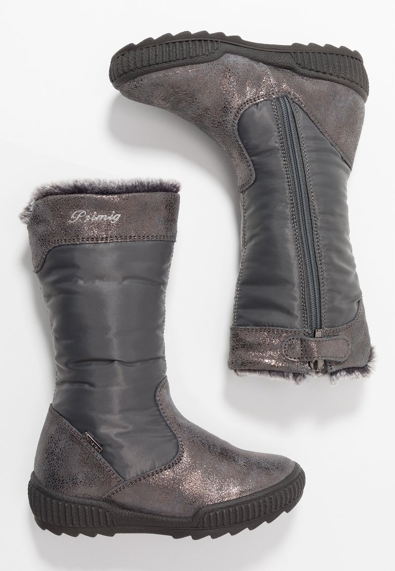 Bottes grises mi-mollet avec des panneaux en cuir texturé et en tissu, fermeture éclair latérale, semelle en caoutchouc noire et bordure en fourrure au niveau du bord supérieur.