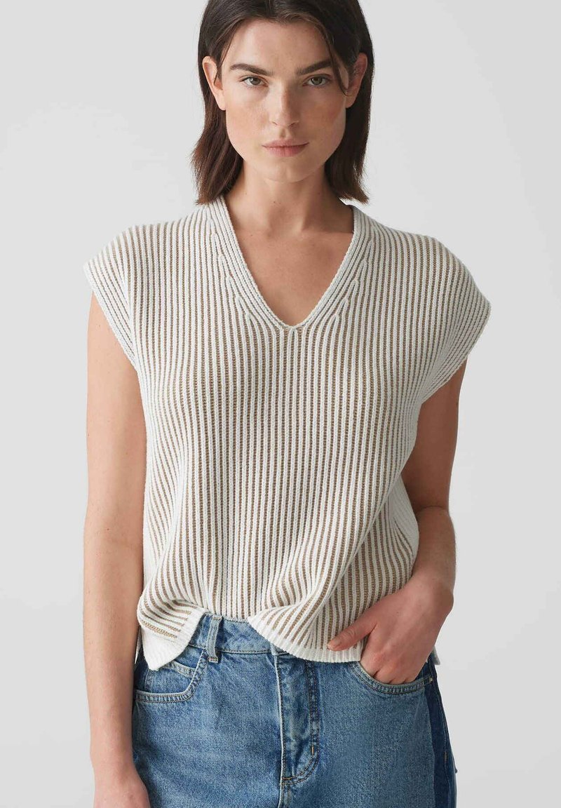 Crèmekleurige top met V-hals en zonder mouwen, voorzien van bruine verticale strepen, gemaakt van een gestructureerde gebreide stof. Afronding aan de onderzijde, casual pasvorm, gedragen met denim.