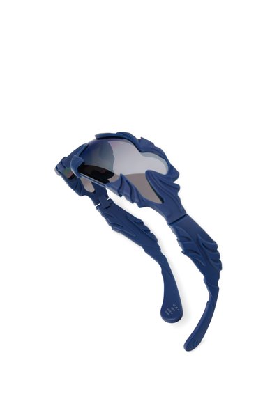 Dunkelblaue Sonnenbrille mit kunstvoll gestalteten, eckigen Rahmen und gebogenen Bügeln, ausgestattet mit dunkel getönten Gläsern auf weißem Hintergrund.