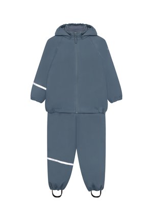 Completo antipioggia blu per bambini con cappuccio, cerniera frontale, polsini elasticizzati, strisce bianche riflettenti su maniche e pantaloni e sottopiedi.