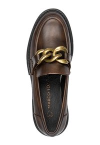 Mocassino in pelle marrone con punta rotonda, caratterizzato da una catena dorata che attraversa il vamp e una soletta nera texturizzata. Suola nera.