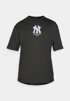Čierne tričko s krátkym rukávom vyrobené z bavlny. Na prednej strane má farebný logo New York Yankees. Jednoduchý okrúhly výstrih a rovný lem.