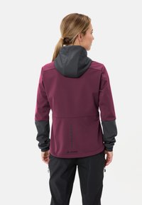 Weinrotes und schwarzes Softshell-Jacke mit Kapuze, ausgestattet mit einer glatten Textur und vertikalen Punktdetails auf dem Rücken, entworfen für den Einsatz im Freien.