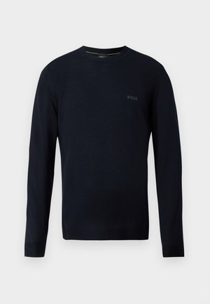 Must pikkade varrukatega ümara kaelusega kampsun, millel on peen "BOSS" logo ülemise vasaku rinnaosas, esitatud lihtsal heleda halli taustal.