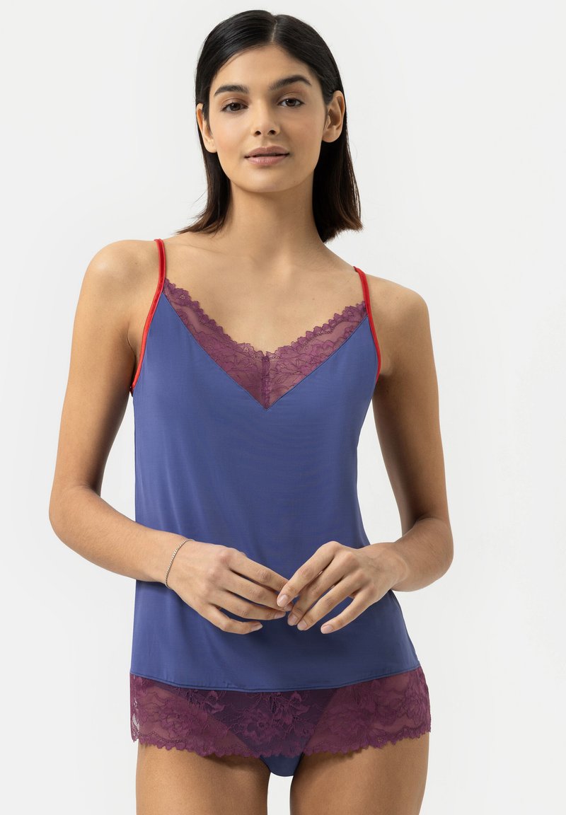 Fioletowa kamizelka na ramiączkach z koronkowym wykończeniem w burgundzie przy dekolcie i u dołu, z cienkimi czerwonymi ramiączkami. Gładki materiał o luźnym kroju.