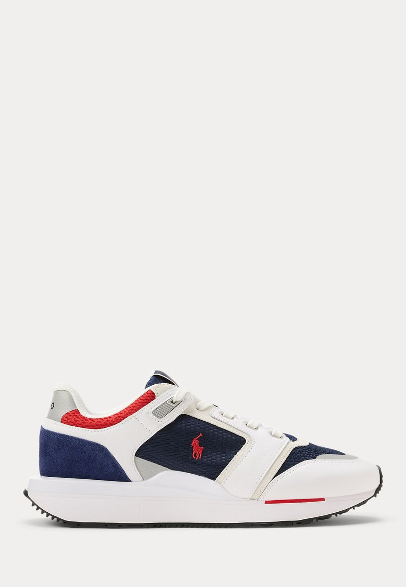 Baskets de sport blanches, bleu marine et rouges avec panneaux en mesh, surpiqûres en cuir, fermeture à lacets et logo rouge brodé sur le côté.