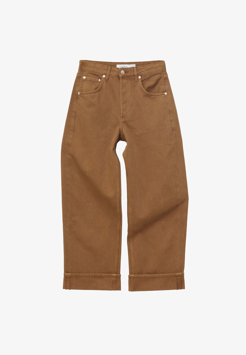 Pantalon marron taille haute à jambes droites avec poches avant, passants pour ceinture, fermeture par bouton et ourlets retroussés sur fond blanc.