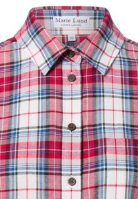 Camicia a quadri rossa, bianca e blu con colletto button-down, dotata di bottoni marroni scuri e un'etichetta con la dicitura "Marie Lund, Copenhagen."