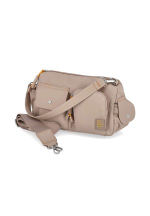 Sac bandoulière beige avec plusieurs poches avant, boutons-pression argentés, sangle ajustable avec fermoirs métalliques et petit patch logo.
