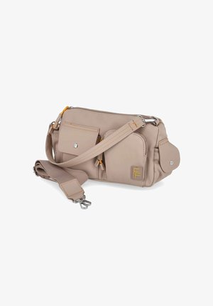 Sac bandoulière beige avec plusieurs poches avant, boutons-pression argentés, sangle ajustable avec fermoirs métalliques et petit patch logo.