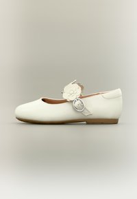 Λευκό δερμάτινο μπαλαρίνα παπούτσι με στρογγυλεμένη μύτη, με υφασμάτινο λουλούδι ως διακοσμητικό και κυκλικό ασημί πόμολο στο πλάι.