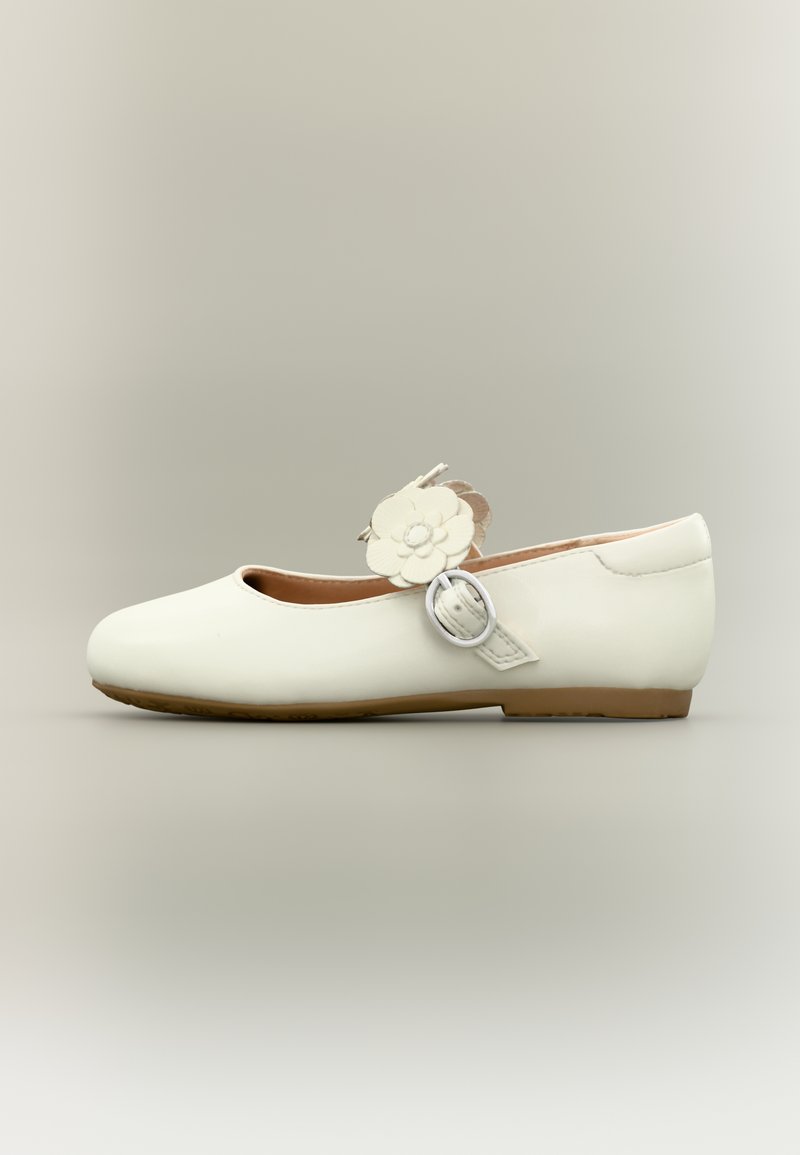 Λευκό δερμάτινο μπαλαρίνα παπούτσι με στρογγυλεμένη μύτη, με υφασμάτινο λουλούδι ως διακοσμητικό και κυκλικό ασημί πόμολο στο πλάι.