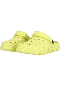Lys gule klipklappere lavet af gummi, der har ventilationshuller, en rygrem og teksturerede såler for godt greb. Bred, rund design.